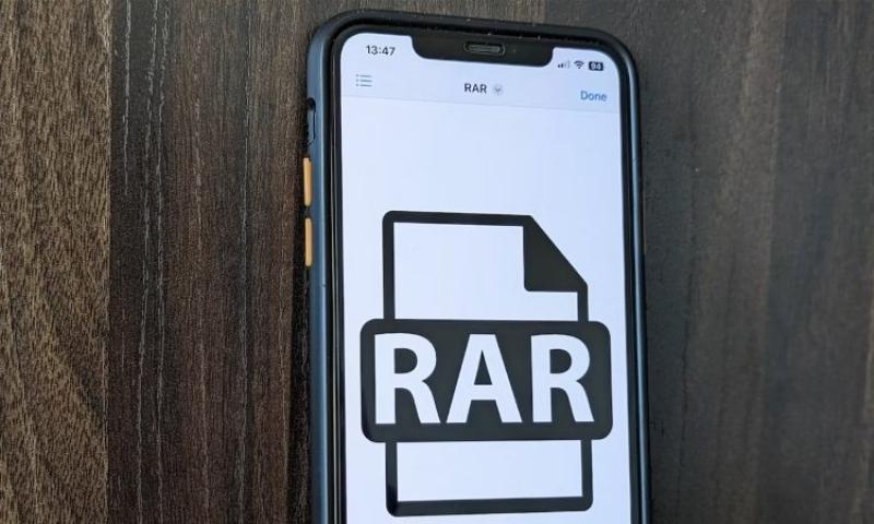 Giao diện ứng dụng iZip trên iOS hiển thị file RAR và nút giải nén